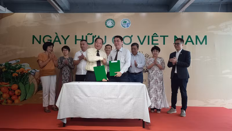 Hiệp hội Nông nghiệp hữu cơ Việt Nam và Sở Nông nghiệp và Phát triển nông thôn Thành phố Hồ Chí Minh ký kết hợp tác phát triển nông nghiệp hữu cơ.