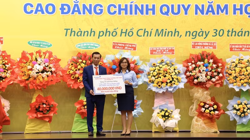 Tiến sĩ Lê Lâm, Hiệu trưởng Trường cao đẳng Đại Việt Sài Gòn tiếp nhận học bổng từ các mạnh thường quân hỗ trợ cho sinh viên khó khăn.