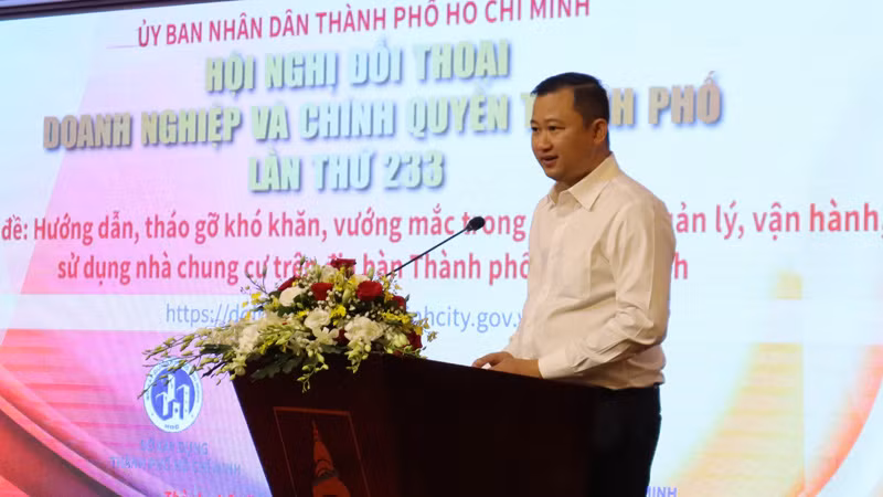 Đại diện ban tổ chức phát biểu tại buổi đối thoại.