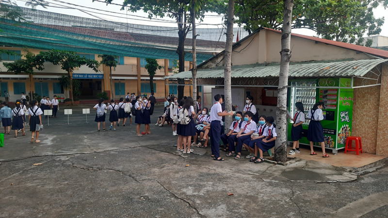 Học sinh Trường trung học cơ sở Xuân Trường, thành phố Thủ Đức tựu trường năm học 2023-2024.