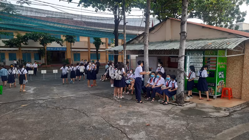 Học sinh Trường trung học cơ sở Xuân Trường, thành phố Thủ Đức tựu trường năm học 2023-2024.