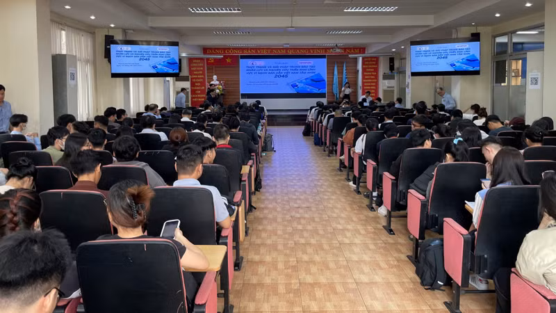 Quang cảnh Hội thảo “Thực trạng và giải pháp trong đào tạo nhân lực và nghiên cứu triển khai lĩnh vực vi mạch bán dẫn Việt Nam tầm nhìn 2045”.