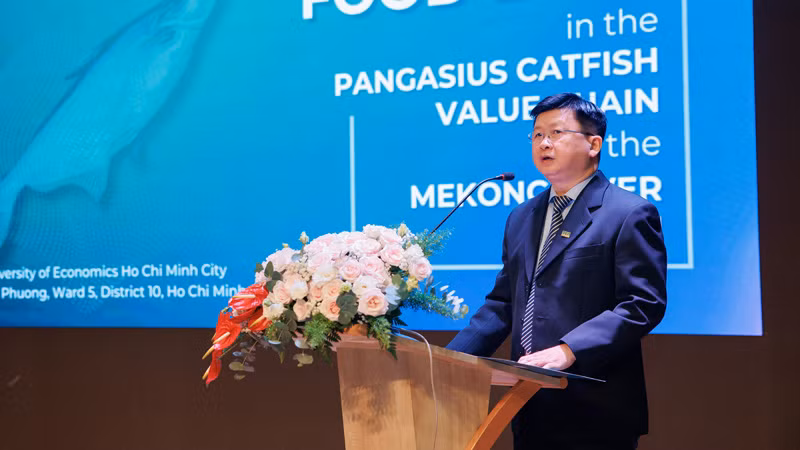 Tiến sĩ Đinh Công Khải, Phó Hiệu trưởng Trường Đại học Kinh tế Thành phố Hồ Chí Minh phát biểu tại hội thảo.