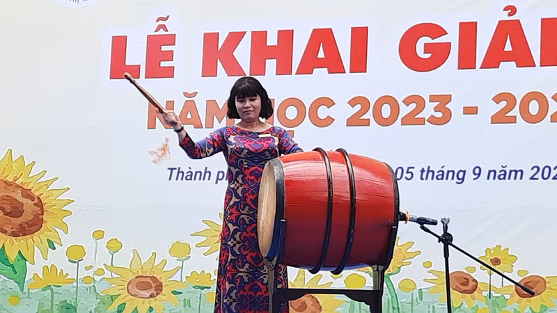 Cô Nguyễn Thị Hồng Chương, Hiệu trưởng Trường THPT Nguyễn Thị Minh Khai đánh trống khai giảng năm học mới.