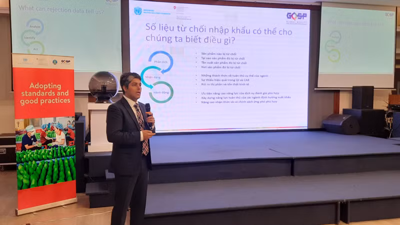 Đại biểu trình bày tham luận tại hội thảo.