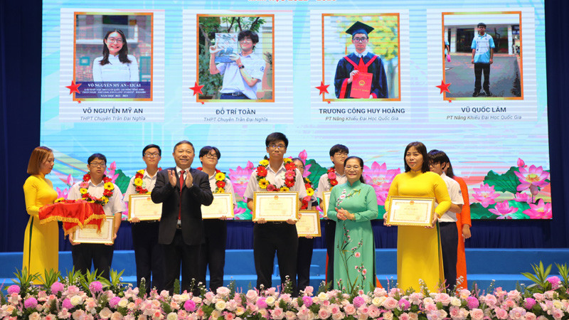 Lãnh đạo Thành phố Hồ Chí Minh tặng Bằng khen cho học sinh đạt thành tích cao.