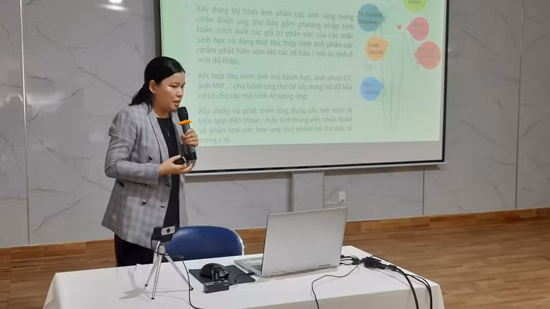 Chuyên gia phân tích xu hướng AI trong lĩnh vực chăm sóc sức khỏe.