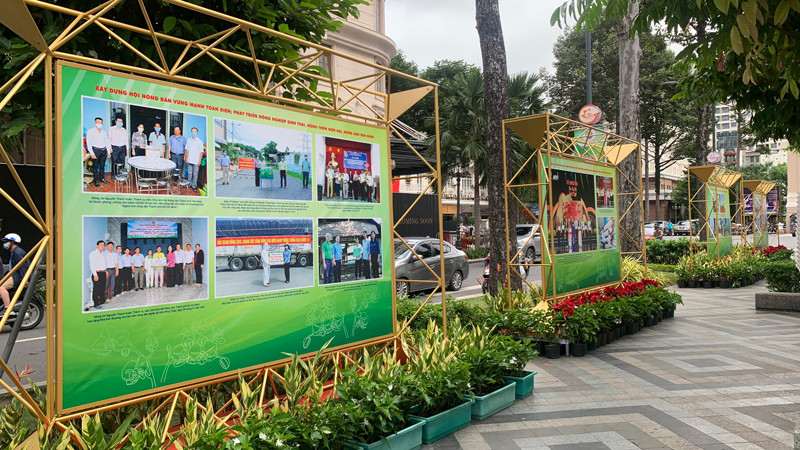 Không gian triển lãm ảnh với chủ đề Đoàn kết-Đổi mới-Văn minh-Phát triển.