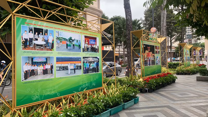 Không gian triển lãm ảnh với chủ đề Đoàn kết-Đổi mới-Văn minh-Phát triển.