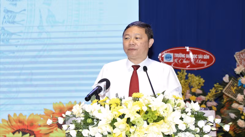 Đồng chí Dương Anh Đức, Phó Chủ tịch Ủy ban nhân dân Thành phố Hồ Chí Minh, phát biểu tại hội nghị. Đồng chí Dương Anh Đức, Phó Chủ tịch Ủy ban nhân dân Thành phố Hồ Chí Minh, phát biểu tại hội nghị.