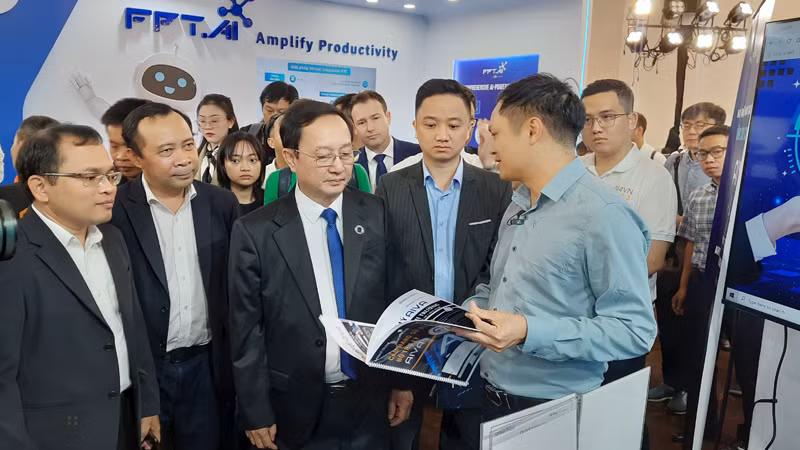 Lãnh đạo Bộ Khoa học và Công nghệ, Đại học Quốc gia Thành phố Hồ Chí Minh tham quan các gian hàng trưng bày tại ngày hội