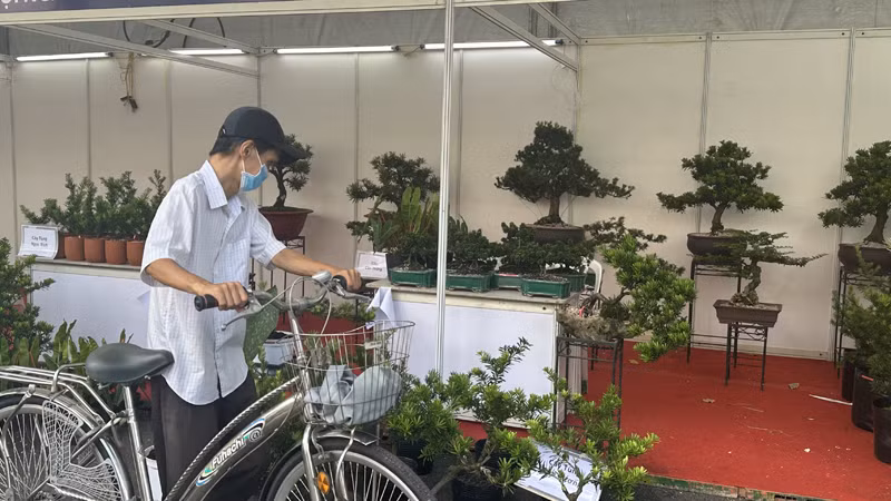 Người dân tham quan Tuần lễ Sinh vật cảnh năm 2023.