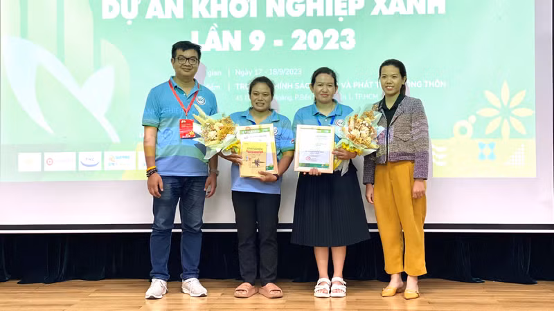 Đại diện hai dự án được trao giải thưởng về chứng nhận NTFP.