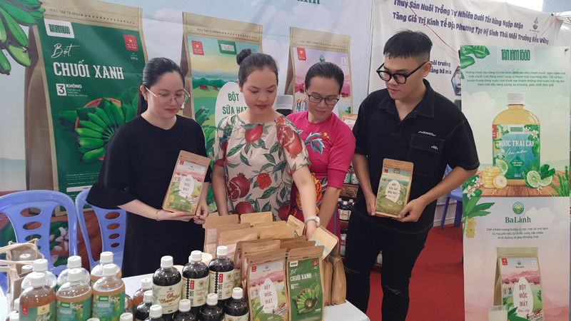 Trưng bày các sản phẩm nông nghiệp hữu cơ tại Lễ phát động.