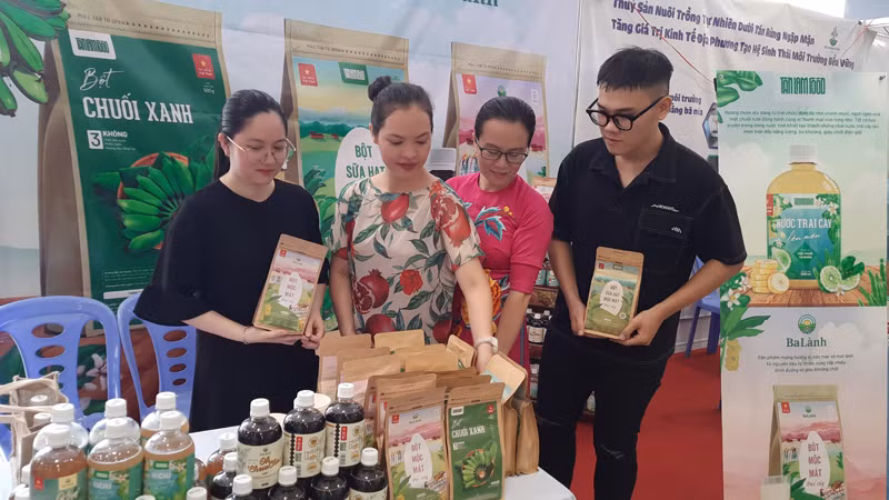 Trưng bày các sản phẩm nông nghiệp hữu cơ tại Lễ phát động.