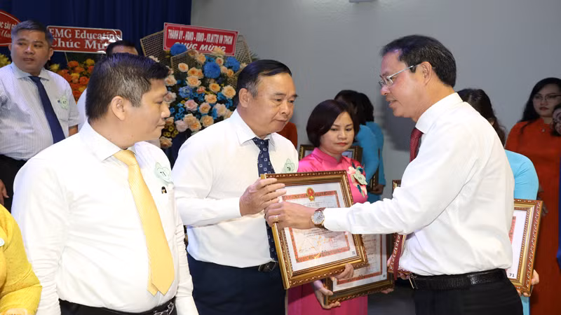 Tặng bằng khen cho các tập thể có thành tích xuất sắc trong năm học 2022-2023.