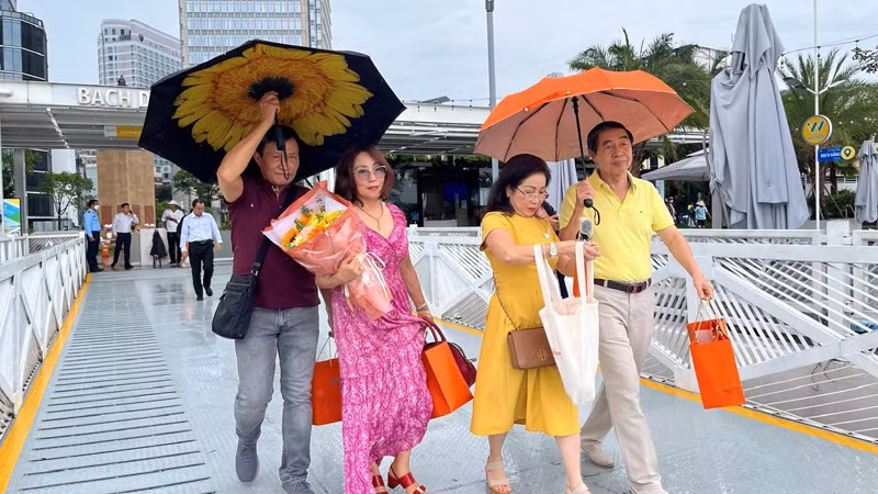 Khách du lịch đến với Thành phố Hồ Chí Minh