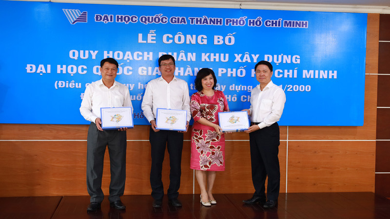 Đại diện Bộ Xây dựng bàn giao hồ sơ quy hoạch cho đại diện Đại học Quốc gia Thành phố Hồ Chí Minh, tỉnh Bình Dương và Thành phố Hồ Chí Minh.