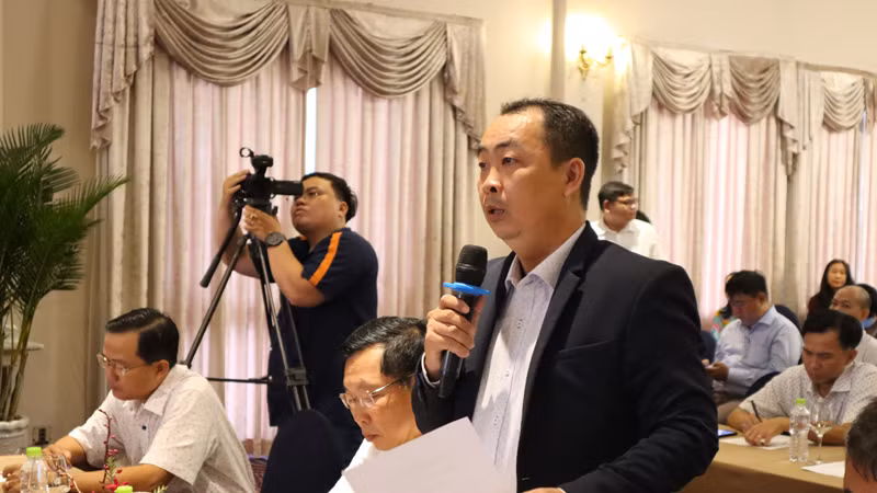 Đại diện doanh nghiệp du lịch nêu ý kiến tại buổi đối thoại.