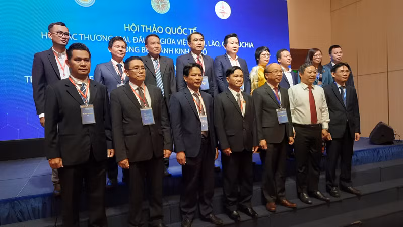 Các đại biểu chụp ảnh lưu niệm tại hội thảo quốc tế với chủ đề: “Hợp tác thương mại, đầu tư giữa Việt Nam, Lào, Campuchia trong bối cảnh kinh tế số”.