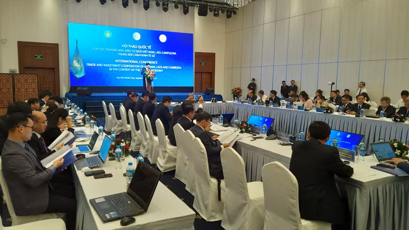 Quang cảnh hội thảo quốc tế với chủ đề: “Hợp tác thương mại, đầu tư giữa Việt Nam, Lào, Campuchia trong bối cảnh kinh tế số”.