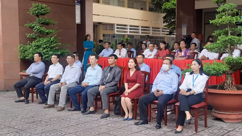 Các đại biểu tham dự buổi sinh hoạt dưới cờ.