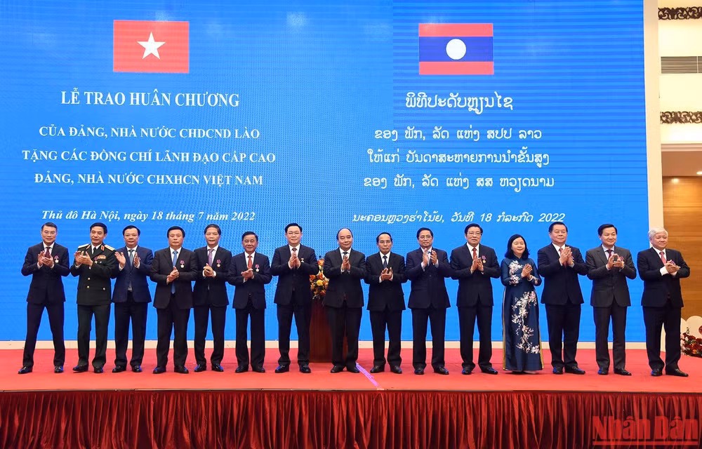 Chủ tịch nước Nguyễn Xuân Phúc, Thủ tướng Chính phủ Phạm Minh Chính, Chủ tịch Quốc hội Vương Đình Huệ, đồng chí Bounthong Chitmany, Ủy viên Bộ Chính trị, Thường trực Ban Bí thư, Phó Chủ tịch nước Lào cùng các đồng chí lãnh đạo Đảng, Nhà nước Việt Nam và Lào tại buổi lễ.