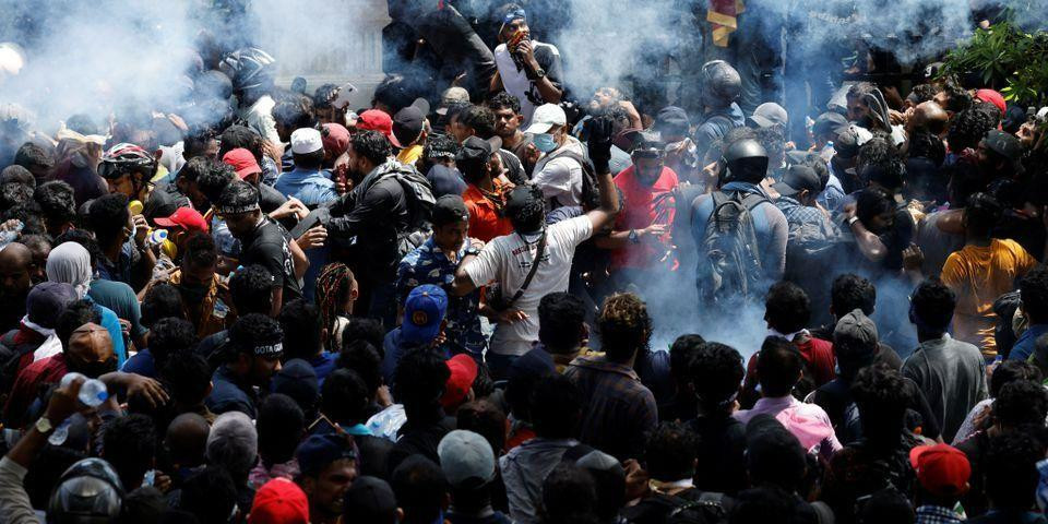 Người biểu tình tụ tập bên ngoài Văn phòng Thủ tướng Ranil Wickremesinghe, ngày 13/7. (Ảnh: Reuters)