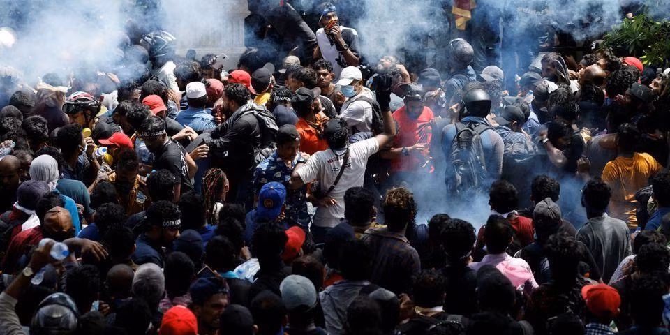 Người biểu tình tụ tập bên ngoài Văn phòng Thủ tướng Ranil Wickremesinghe, ngày 13/7. (Ảnh: Reuters)