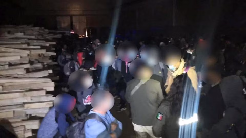 Tổng cộng 225 người di cư được phát hiện trong nhà kho ở Jilotepec thuộc bang Mexico. (Ảnh: INM)