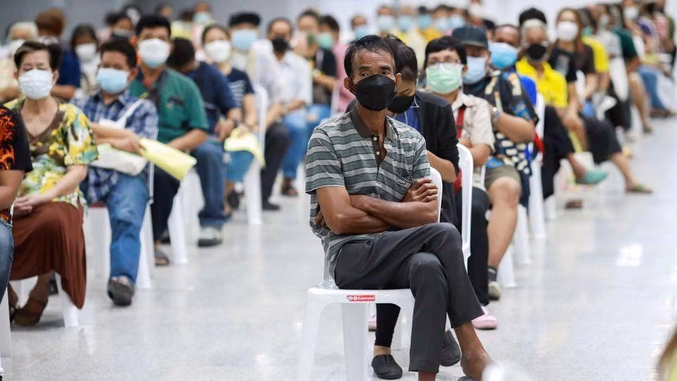 Người dân xếp hàng chờ tiêm vaccine ngừa Covid-19 tại Bangkok, Thái Lan, năm 2021. (Ảnh: Reuters)