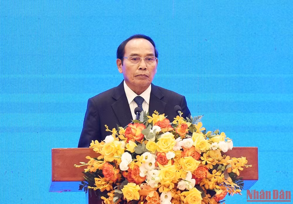 Đồng chí Bounthong Chitmany, Ủy viên Bộ Chính trị, Thường trực Ban Bí thư, Phó Chủ tịch nước Lào phát biểu tại buổi lễ.