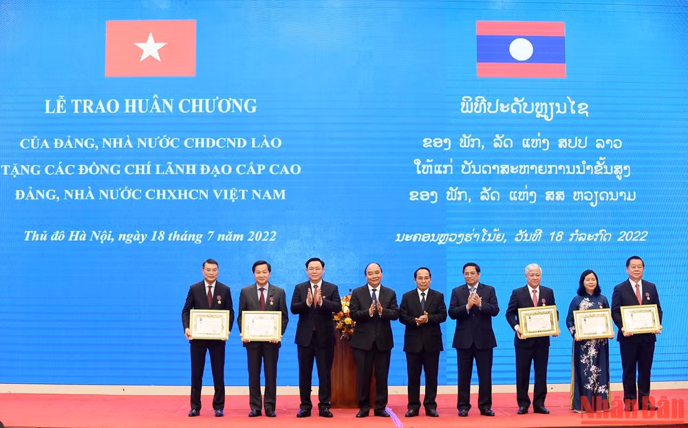 Chụp ảnh lưu niệm cùng các đồng chí nhận Huân chương Tự do hạng Nhất của Lào.