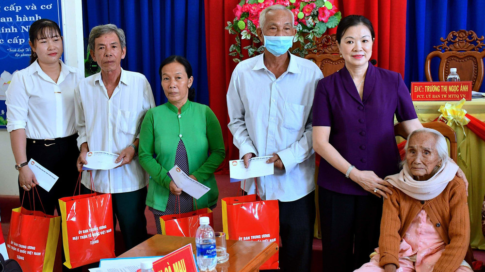 Bà Trương Thị Ngọc Ánh (áo tím) tặng quà các gia đình chính sách huyện Trần Văn Thời.