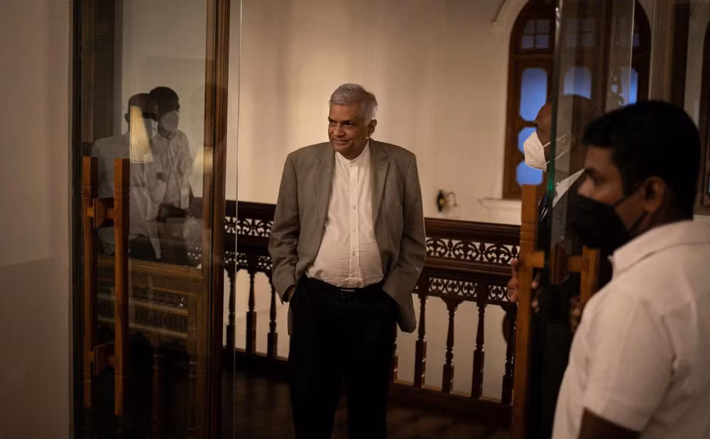 Ông Ranil Wickremesinghe tại Văn phòng Thủ tướng ở Colombo, Sri Lanka, ngày 24/5. (Ảnh: Reuters)