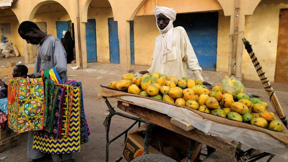 Người bán hàng rong tại N'djamena, Cộng hòa Chad, tháng 4/2021. (Ảnh: Reuters)