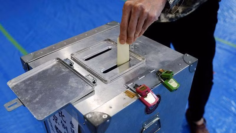 Cử tri đi bỏ phiếu tại Tokyo, ngày 10/7. (Ảnh: Reuters)