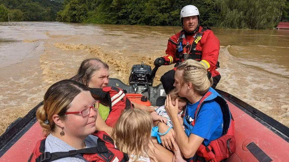 Đội cứu hộ sơ tán người dân khỏi nhà trên tuyến phố bị ngập tại Kentucky, ngày 28/7. (Ảnh: Reuters)