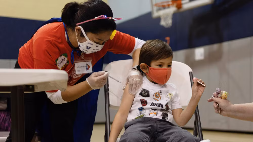 Tiêm vaccine ngừa Covid-19 cho trẻ em tại Mỹ. (Ảnh: Reuters)