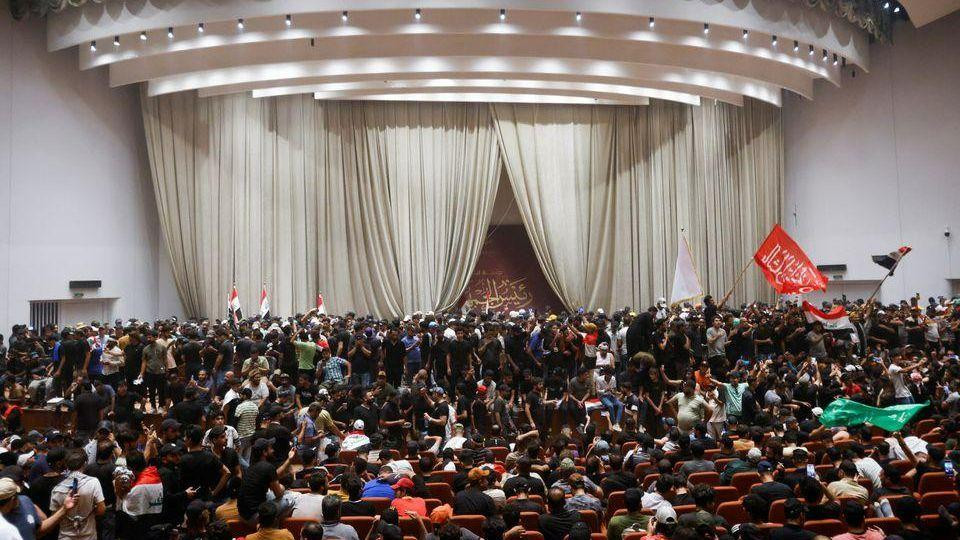 Hàng trăm người biểu tình xông vào tòa nhà Quốc hội Iraq, ngày 30/7. (Ảnh: Reuters)
