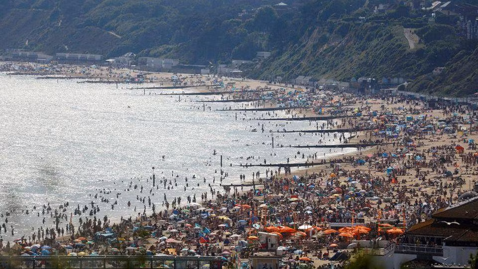 Bãi biển Bournemouth tại Anh, ngày 17/6. (Ảnh: Reuters)