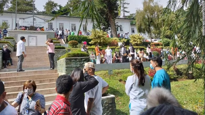 Người dân di dời khỏi các tòa nhà để đề phòng rủi ro. (Ảnh: Cơ quan Phòng vệ dân sự Philippines)