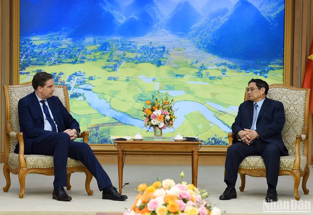 Thủ tướng Phạm Minh Chính tiếp ông Olivier Becht, Bộ trưởng đặc trách Ngoại thương, Thu hút kinh tế và người Pháp ở nước ngoài. (Ảnh: TRẦN HẢI)