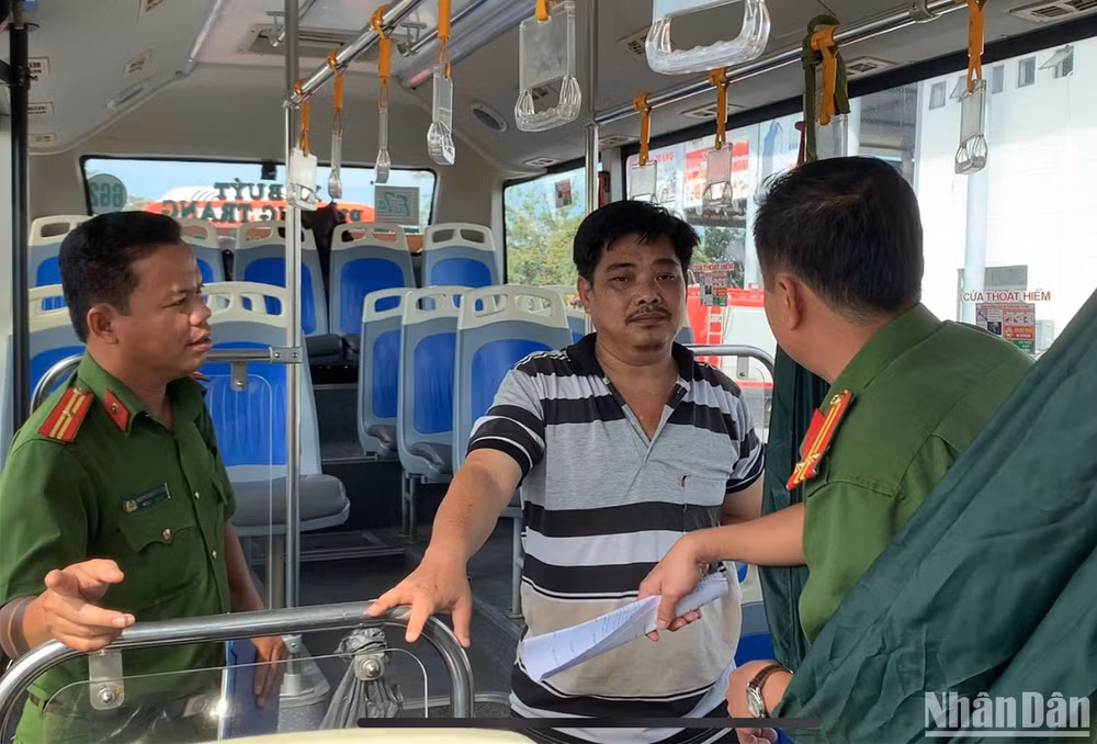 Bị can Thái Văn Nhìn tại buổi thực nghiệm điều tra. (Ảnh: ĐOÀN DIỂU)