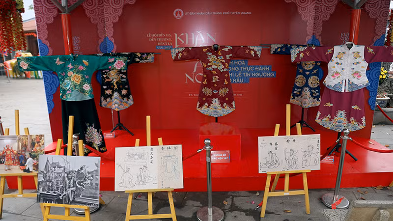 Không gian trưng bày khăn chầu, áo ngự tại đền Hạ.