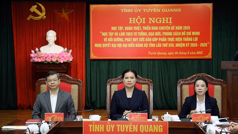 Các đồng chí chủ trì hội nghị.