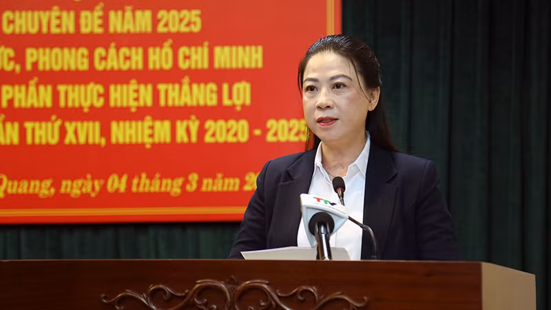 Đồng chí Lê Thị Kim Dung, Phó Bí thư Thường trực Tỉnh ủy, Chủ tịch Hội đồng nhân dân tỉnh Tuyên Quang phát biểu bế mạc hội nghị.