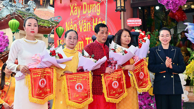 Lãnh đạo thành phố Tuyên Quang tặng hoa, cờ lưu niệm cho các thủ nhang, nghệ nhân, thanh đồng tham gia trình diễn.