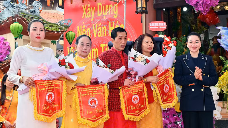 Lãnh đạo thành phố Tuyên Quang tặng hoa, cờ lưu niệm cho các thủ nhang, nghệ nhân, thanh đồng tham gia trình diễn.