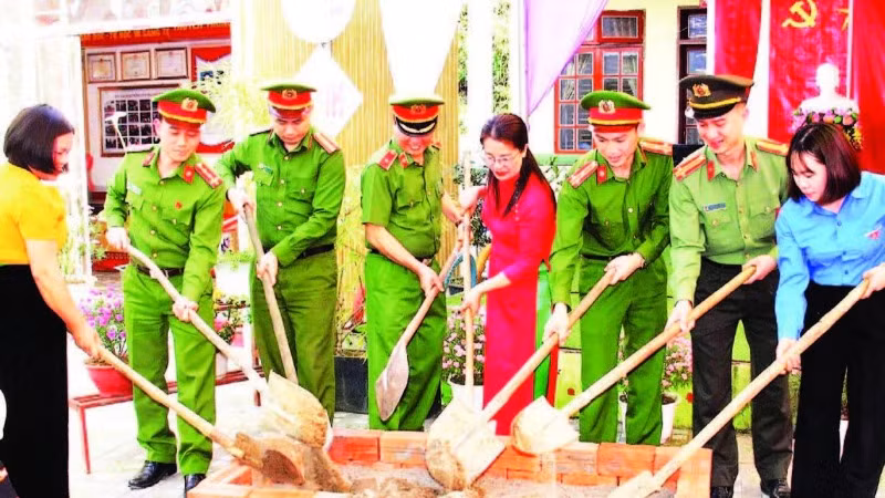 Các đại biểu khởi công bếp ăn bán trú cho Trường mầm non Tô Múa. (Ảnh PHẠM HOA)